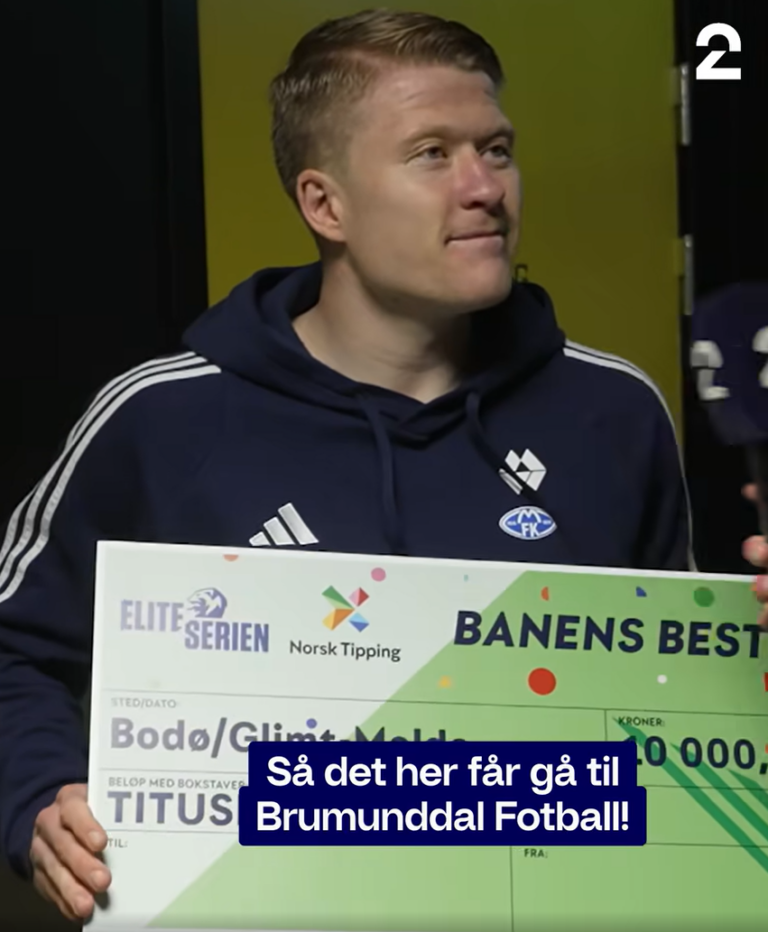 Kristian Eriksen ga 10000 kroner til Dala. Skjermdropp fra TV2.