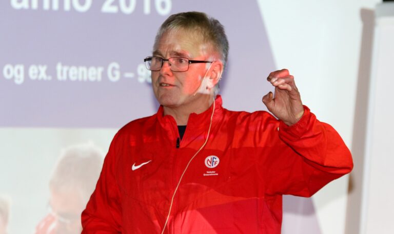 Øyvind Larsen er en engasjert foreleser. Foto: Thomas Brekke Sæteren, Norges Fotballforbund